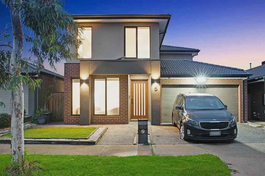 Aintree 5कमरा Contemporary Comfort & Functional Family Living  Spacious Family Living at Its Best
