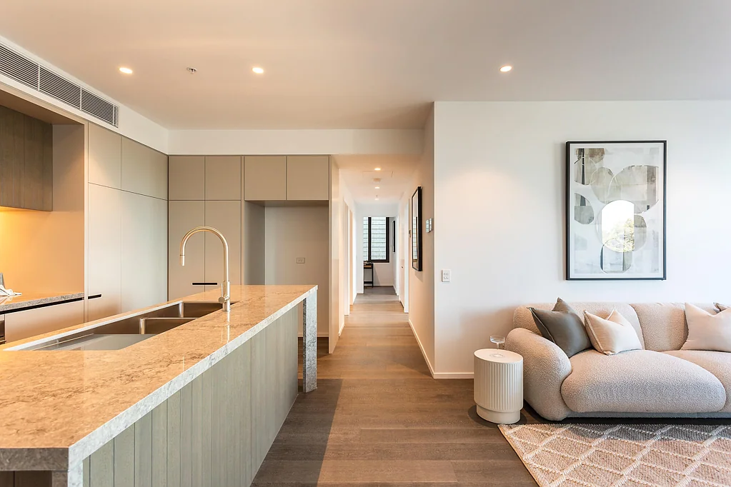 Randwick 3房 新市场心脏宁静公园侧 宽敞住宅比例 白橡木地板 Smeg电器 主套房带套间 露台景观双车位 House-Like 169sqm Architecturally Designed Apartment in The 'Newmarket'