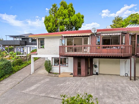 Hillcrest 3部屋 Classic Family Home Owned with Pride Since 1980s!