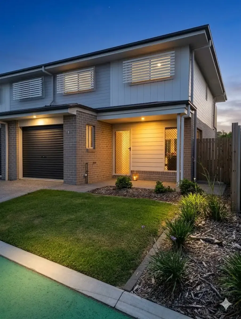 LAWNED BACKYARD OVERLOOKING PARKLAND-3 BED 2BATH TOWNHOUSE WITH FULLY DUCTED AIR