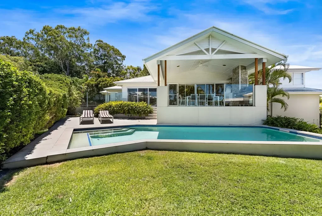 Benowa 4침실 Resort-Style Family Living in a Prime Royal Pines Cul-de-Sac