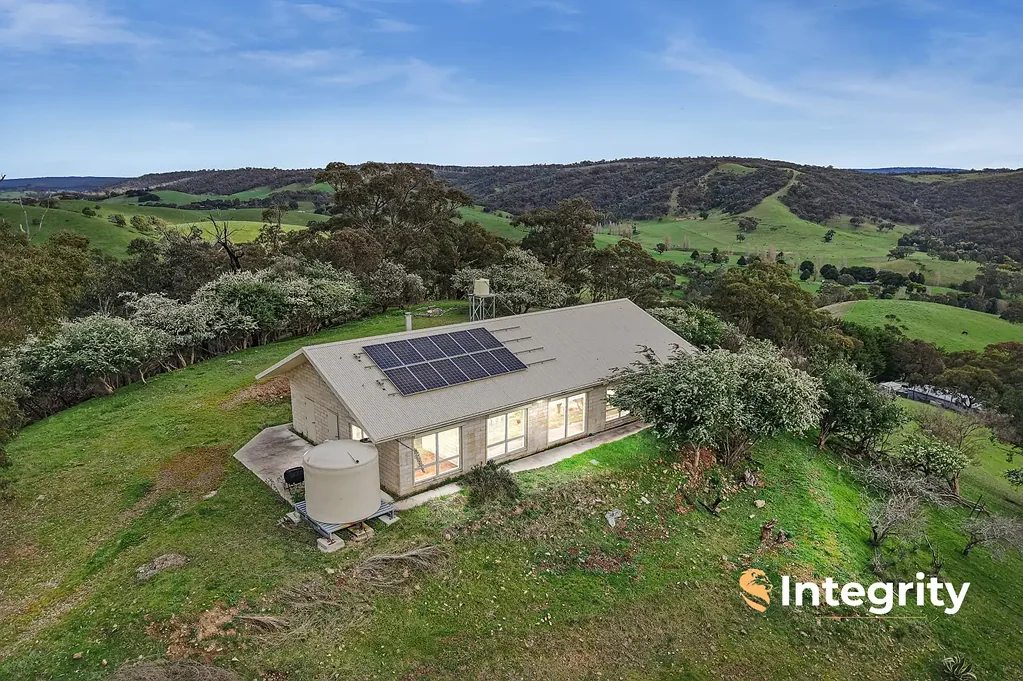 Flowerdale 2房  Your 70 acre wilderness retreat. Sale by 25 September.