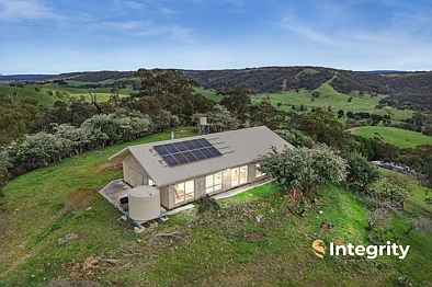 Flowerdale 2 Slaapkamer Your 70 acre wilderness retreat. Sale by 25 September.