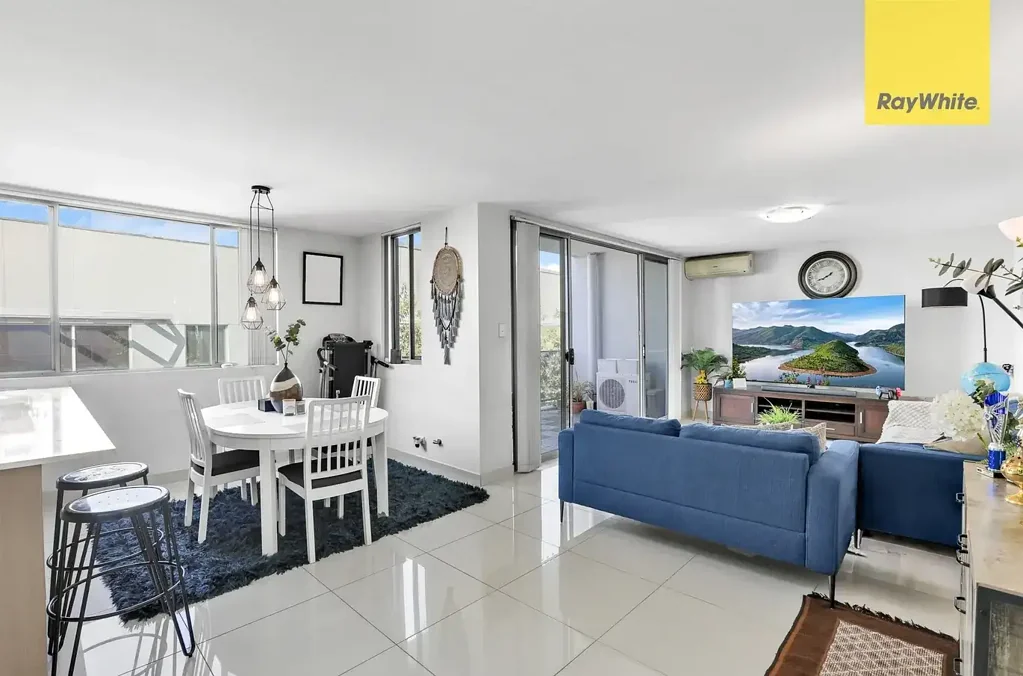 SUN-FILLED MODERN TWO BEDROOM UNIT IN THE HEART OF PARRAMATTA