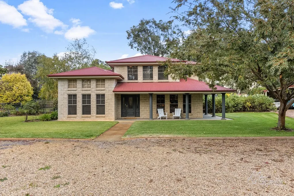 North Wagga Wagga Wagga's Best Kept Secret - Private Estate plus Business Opportunity on 15HA (37acres)