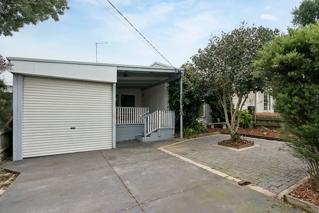 Rosebud 2房 海滨瑰宝 两卧小屋 全新粉刷 新地毯 开放式厨房 更新电器 管道供暖 空调吊扇 遮盖户外区 宽敞储物棚 单车库 步行便利 Charming Coastal Cottage in an Unbeatable Location