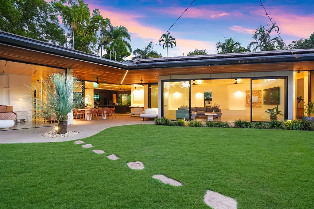 Nightcliff 5ห้องนอน An Architectural Masterpiece. The most elite home in Nightcliff!