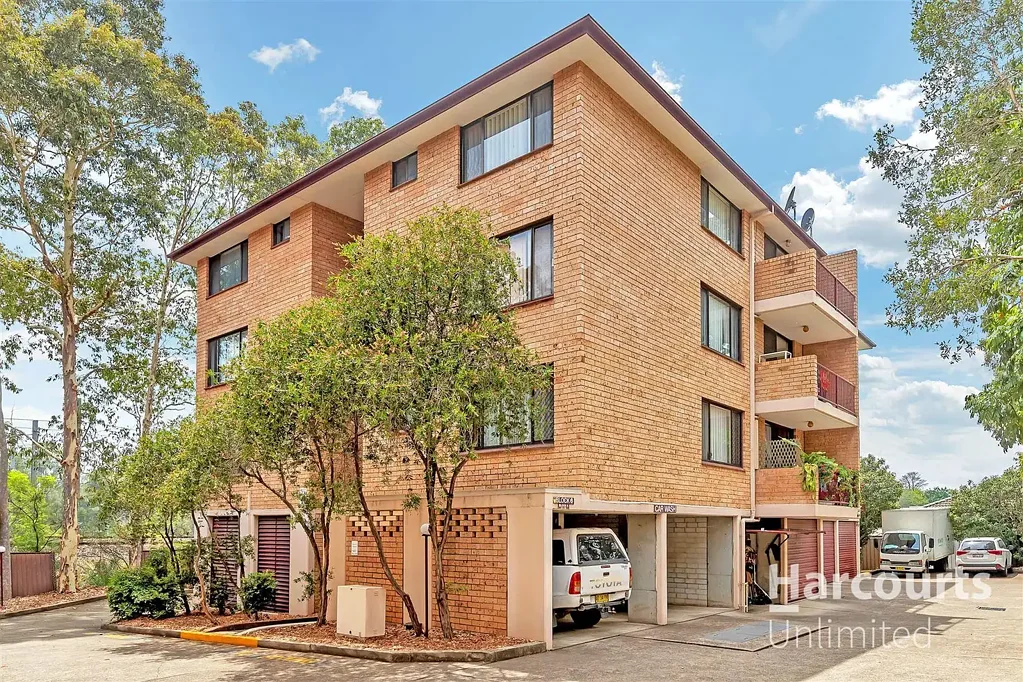 Sunny Unit in a Popular Complex!