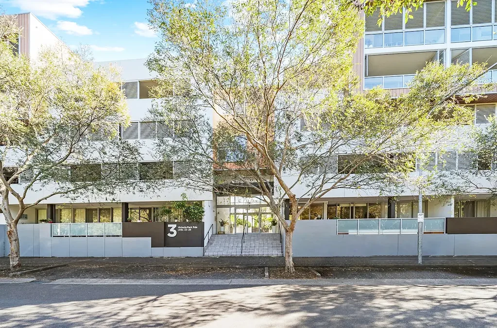 Beautifully Renovated Apartment Adjacent to Park