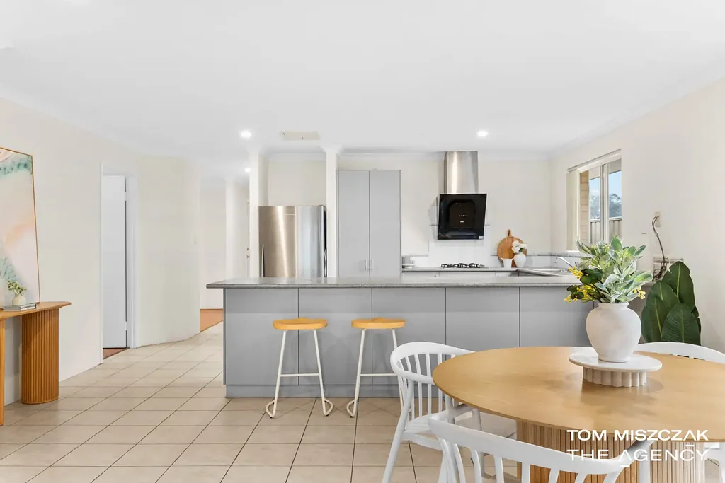 65 Longhurst Way, Queens Park, WA 6107