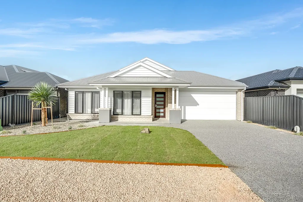 Hindmarsh Island 4ห้องนอน Island calm meets all-new Metricon magic in an idyllic waterfront location.