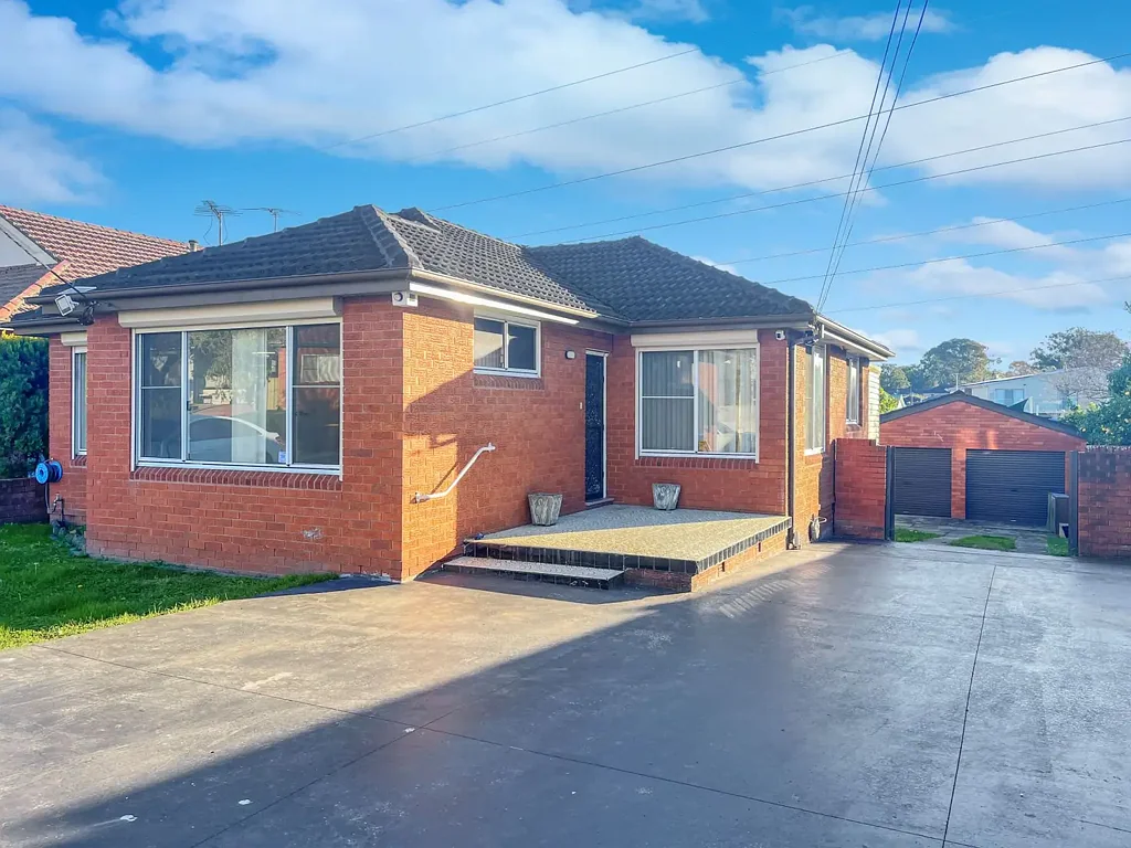 CLEAN FAMILY HOME WITH DOUBLE GARAGE