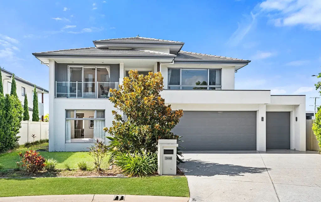 Elegant Waterside 5 Bedrooms 4 Bathrooms House in Hope Island