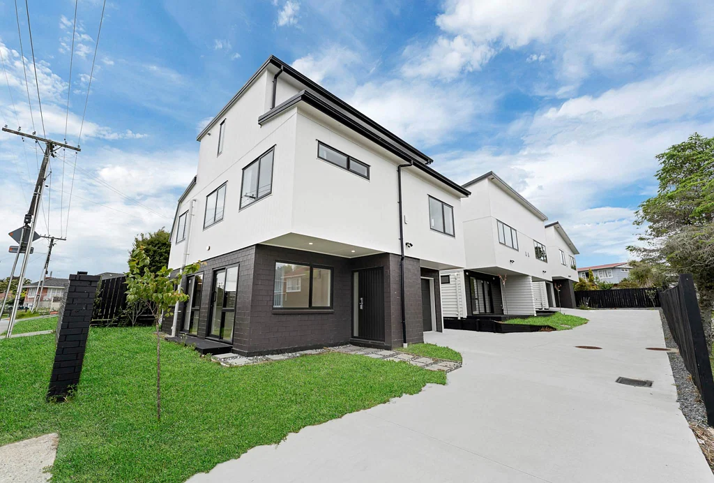 Mount Roskill 6غرفة نوم Eastern-facing, ROAD -front, three-level lovel...