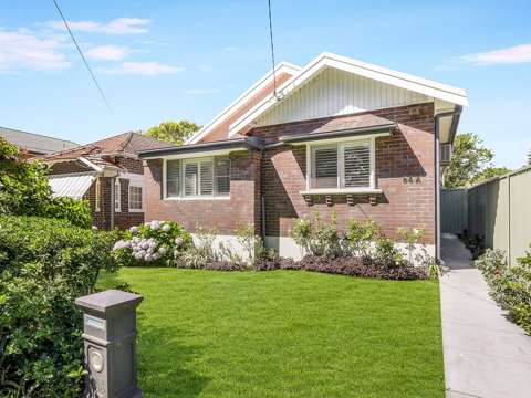 Penshurst 3 Bedroom Full Brick Character Home with Rear Lane Access