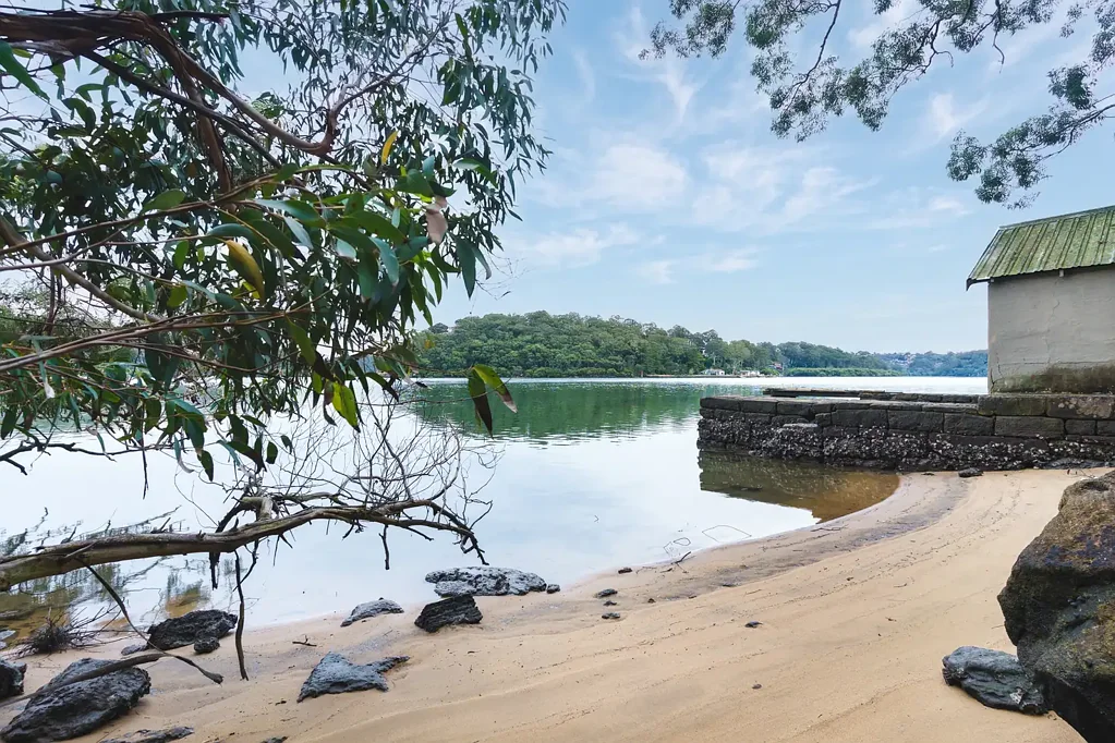 Oatley 8房 拥有无限潜力的深水临街住宅 Deep Waterfront Home With Endless Potential