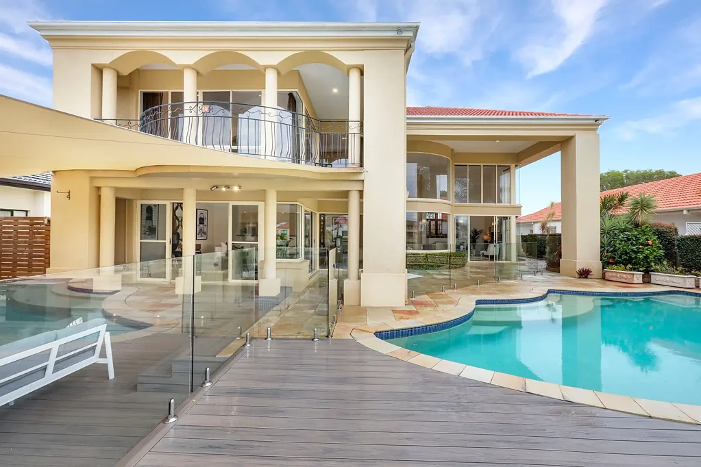 Southport 4कमरा Majestic Waterfront with Panoramic Skyline Views.