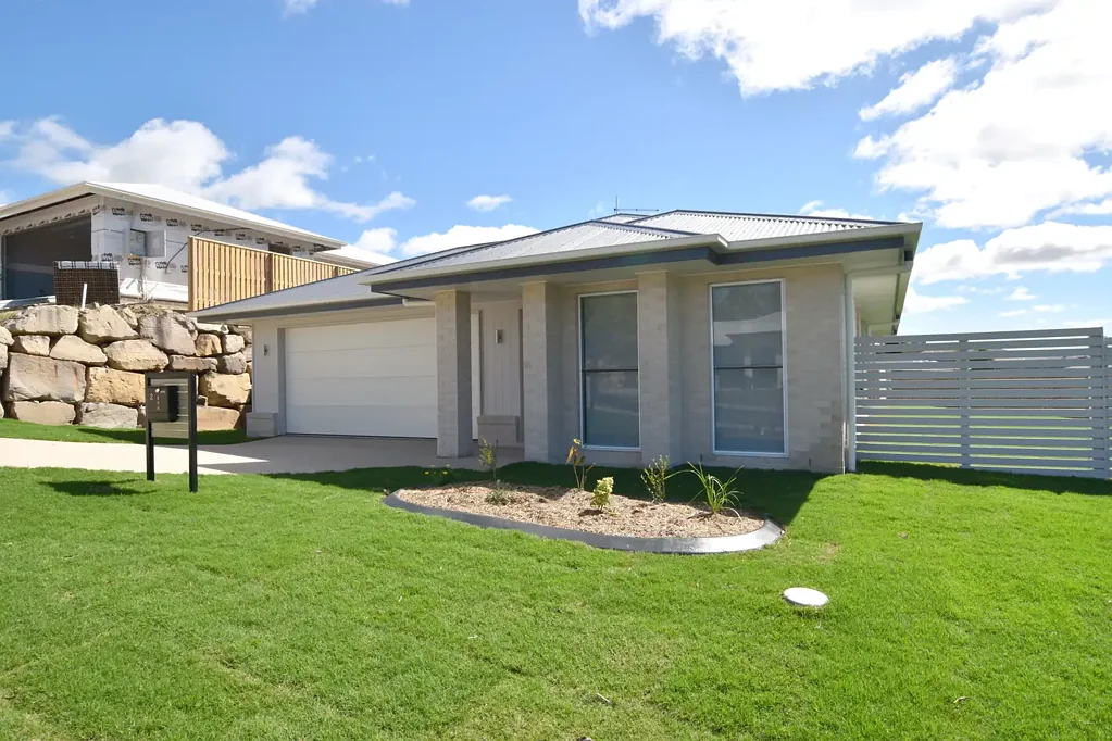 :: IMMACULATE HOME IN SOUGHT AFTER RIVERSTONE RISE ESTATE!