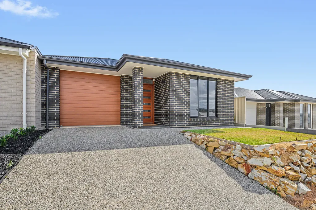 Stunning Near New Home in Onkaparinga Heights!