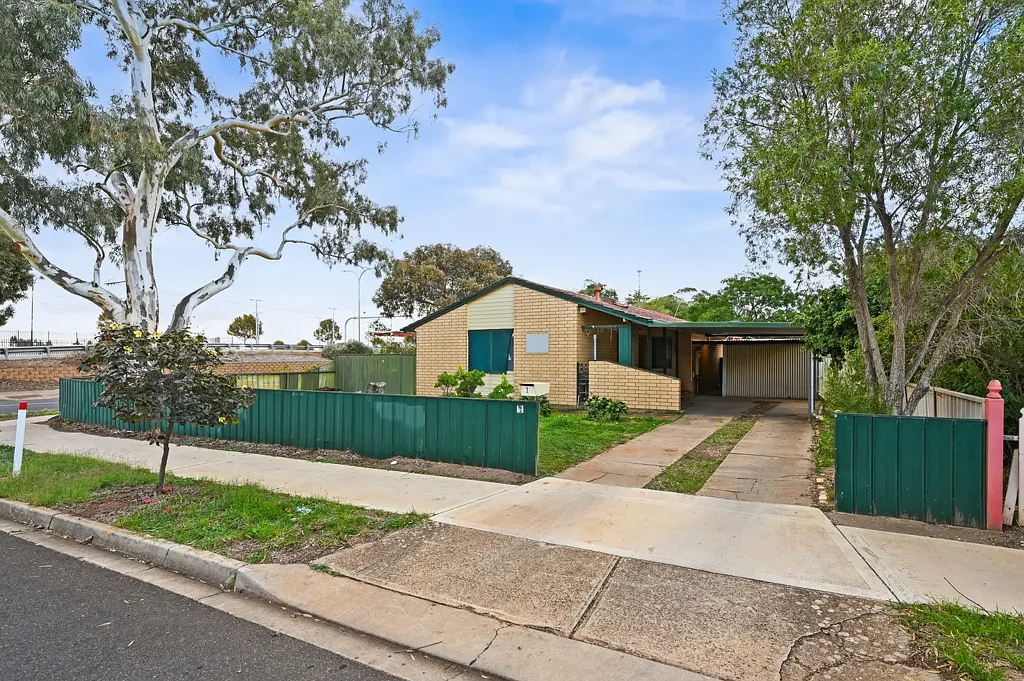 Munno Para 3房  Corner Block Convenience with a Massive Backyard & Direct Train Access Across the Road
