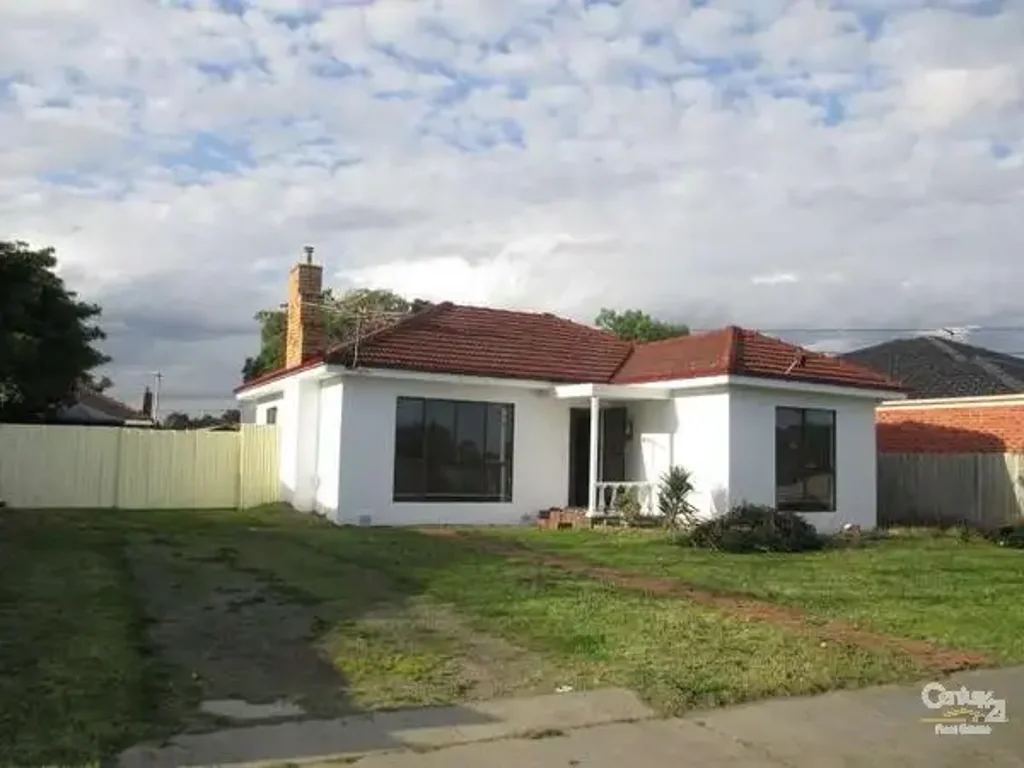 AVAILABLE NOW – FRESHLY PAINTED & READY TO MOVE IN!