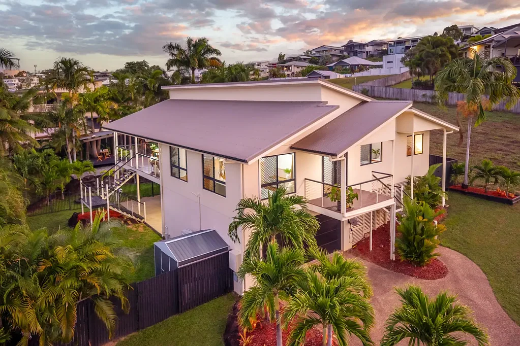 Bushland Beach 4房  Elevated Family Living with Panoramic Views & Exceptional Entertaining