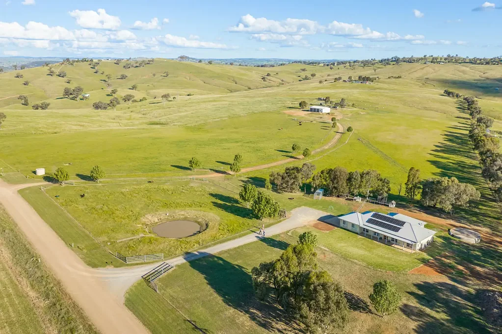 Canowindra Modern family home, Huge Shed & 27acres with great views!