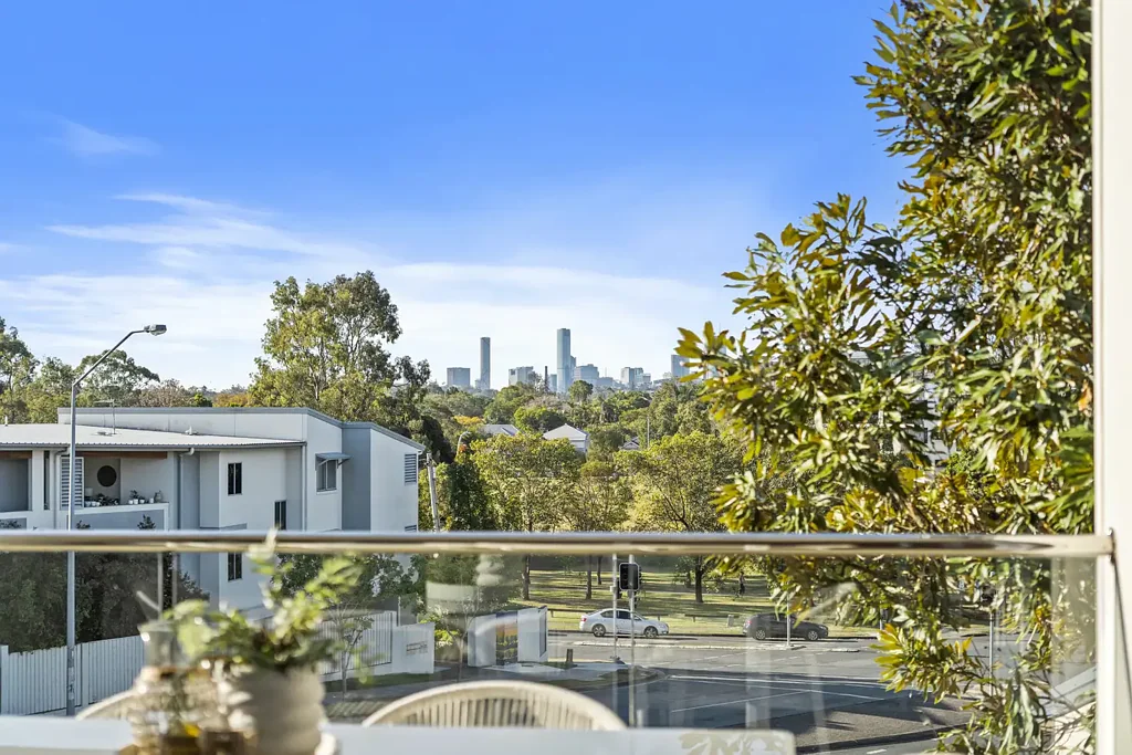 Yeronga 3房 顶层公寓，尽览城市美景 Top Floor Apartment with City Views