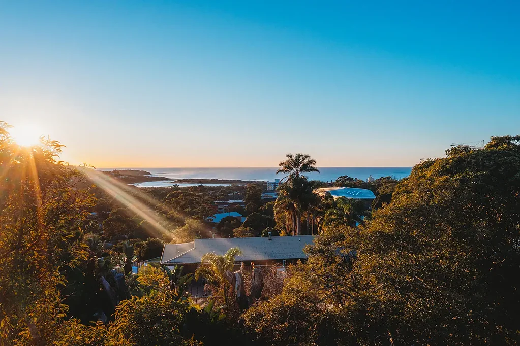 Dee Why 3房 2833平米阔地 朝北Long Reef风光 步行海滩商圈 开发潜力巨大 Prime Townhouse Site