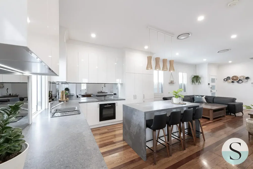 Swansea 4Kwarto Beautifully Renovated, Immaculately Kept – Side Accessed, Serious Garaging & a Self Contained Studio with So Many Possibilities!