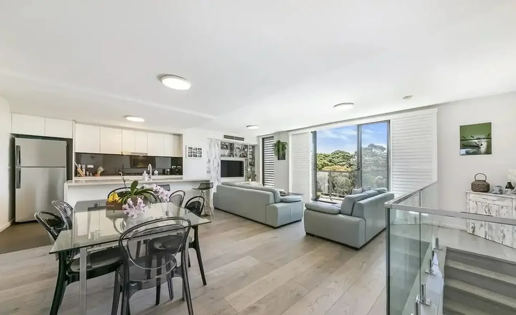 LUXURIOUS DUAL-LEVEL APARTMENT