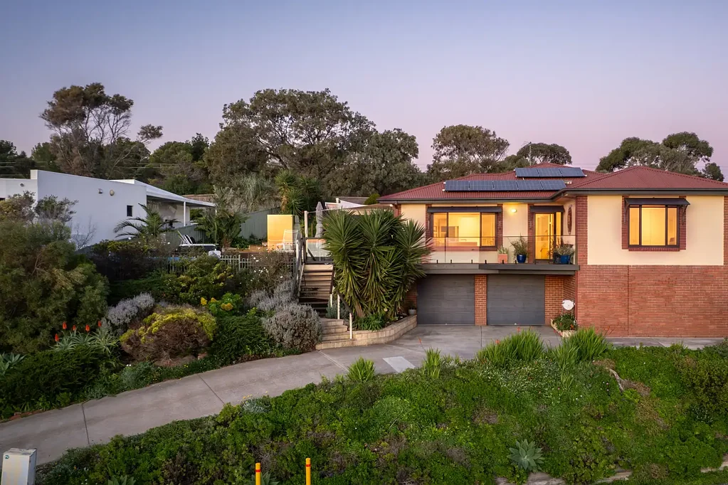 Marino 4બેડરૂમ A Poolside Entertainer Built Around its Coastal Outlook.