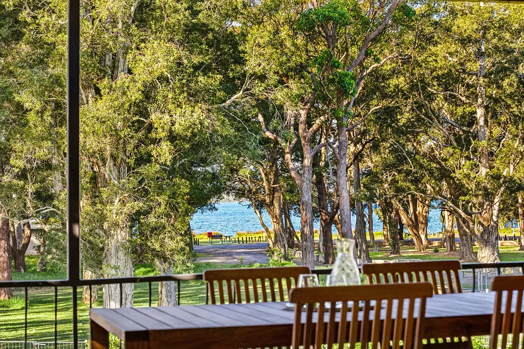 Budgewoi 3房  Substantial family home on waterfront reserve