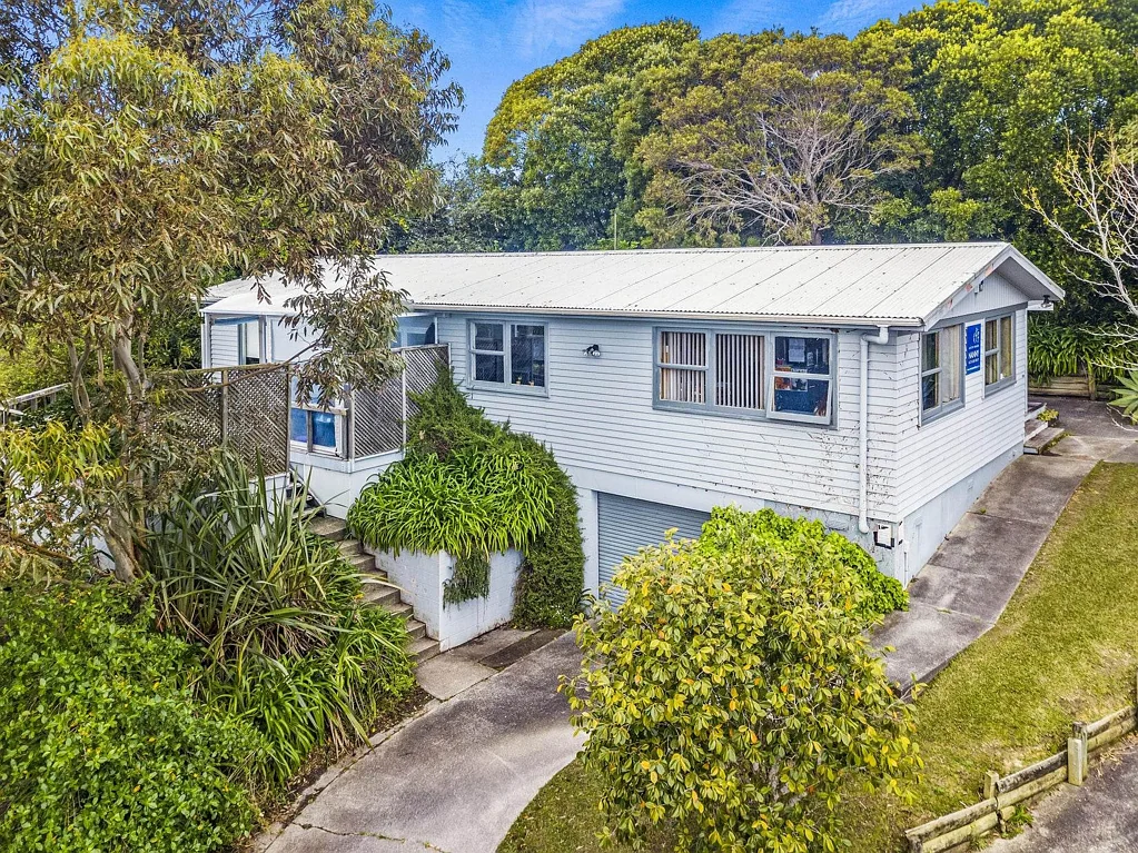 Stanmore Bay 1ห้องนอน Urgent sale- possibilities on Large site