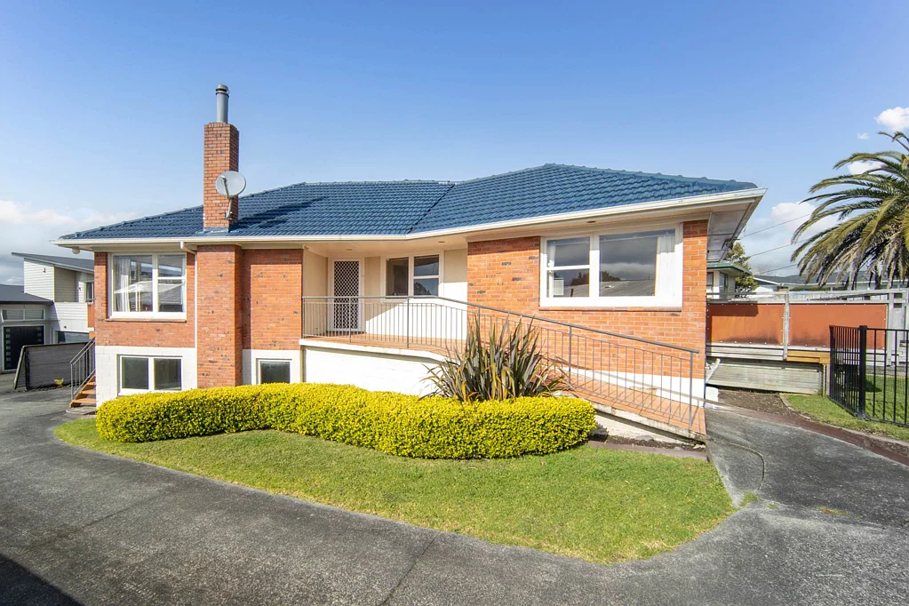 Te Atatu South 3chambre BRICK & TILE BEAUTY - IN THE BEST STREET!