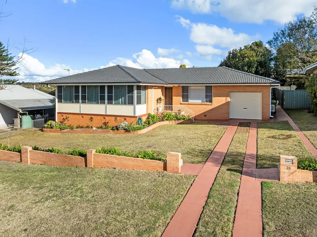 Centenary Heights 4房  Centenary Heights Gem - Modern Living in a Prime Location