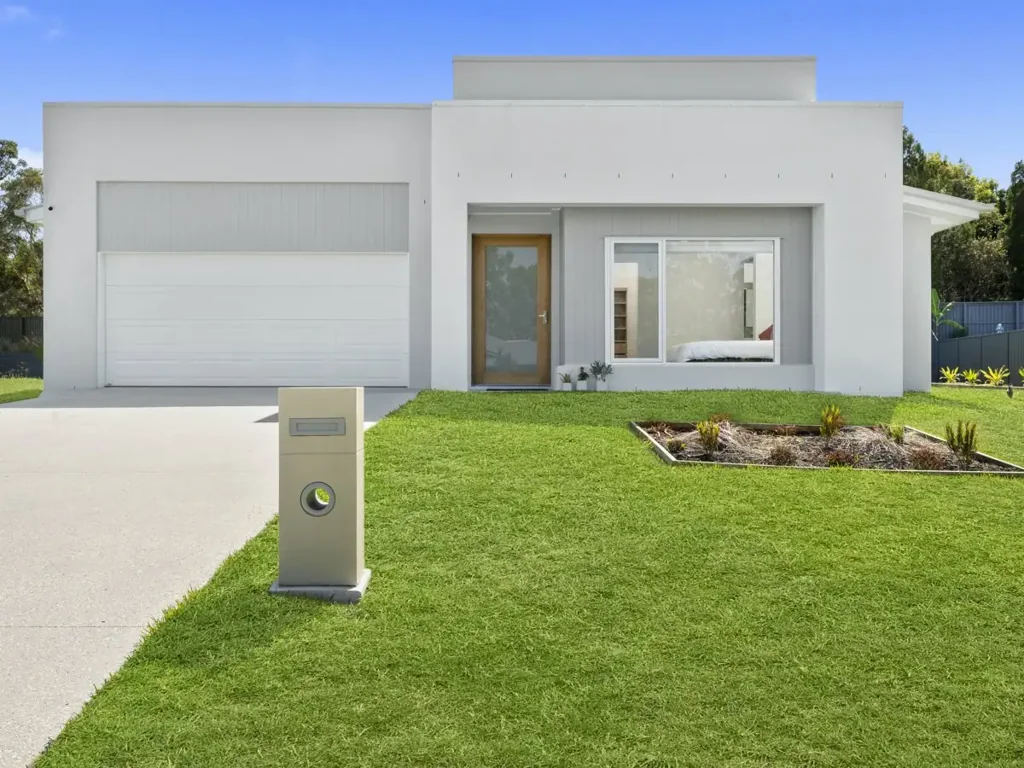 Banksia Beach 4 Slaapkamer Stunning Near-New Family Home on 832m² with Premium Inclusions