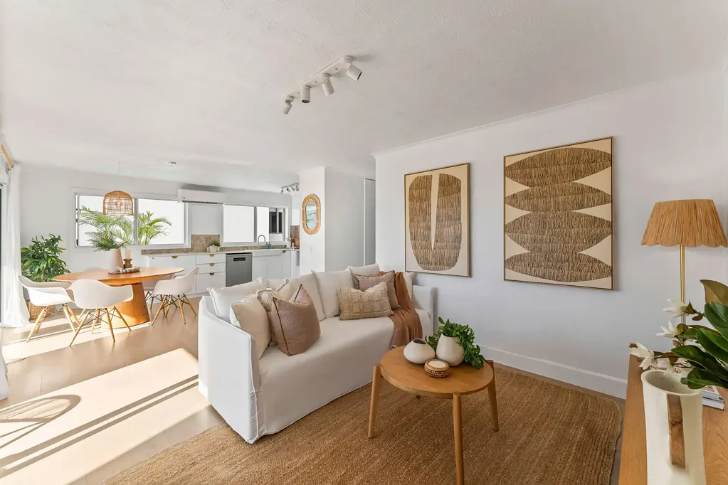 Mermaid Beach 2Phòng ngủ Must Be Sold,  Light Filled Renovated Two-Bedroom Apartment in Boutique Complex