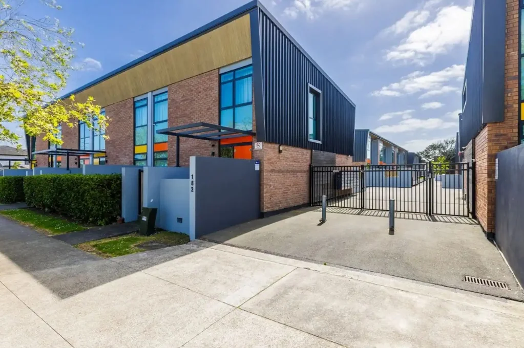 Modern 4 Bedroom Townhouse Ormiston School Zone Double Garage Flat Bush