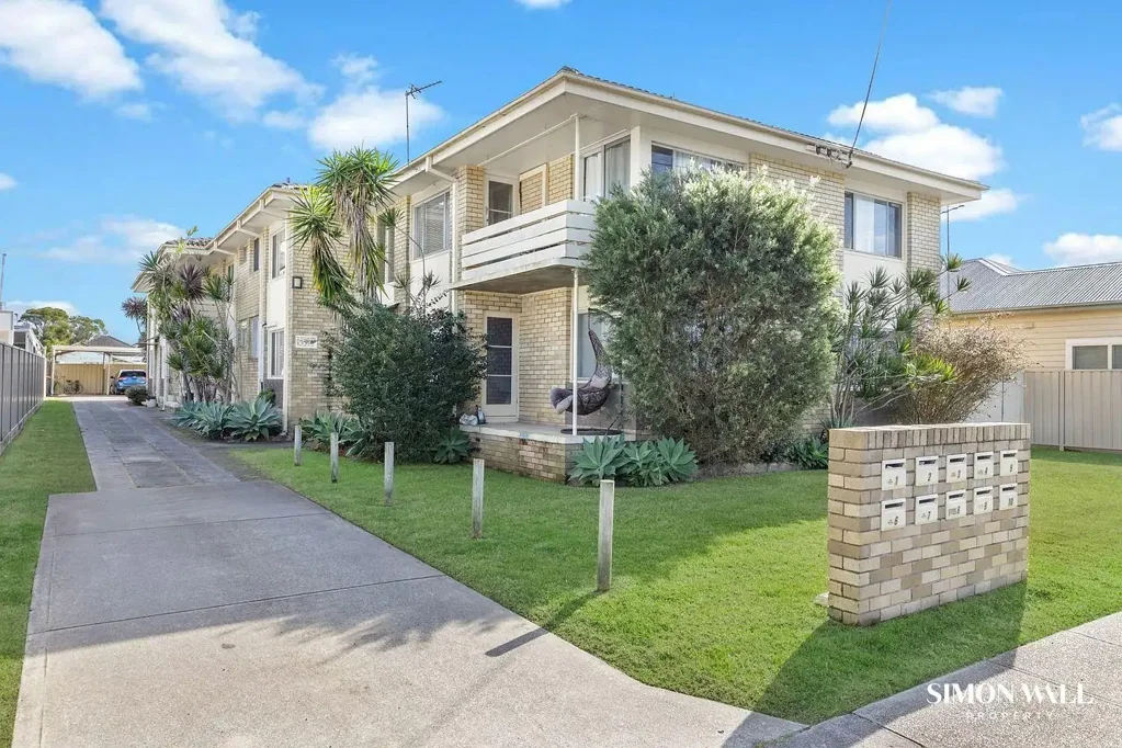 Comfortable Top-Floor Living in Adamstown