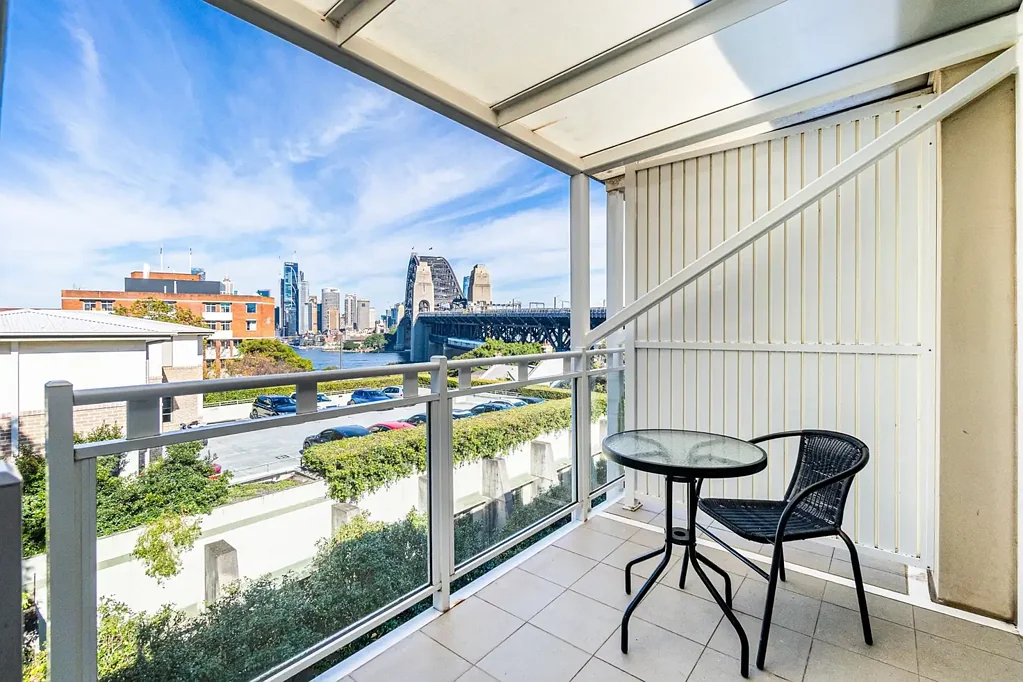 TOP FLOOR STUDIO APARTMENT WITH HARBOUR VIEWS