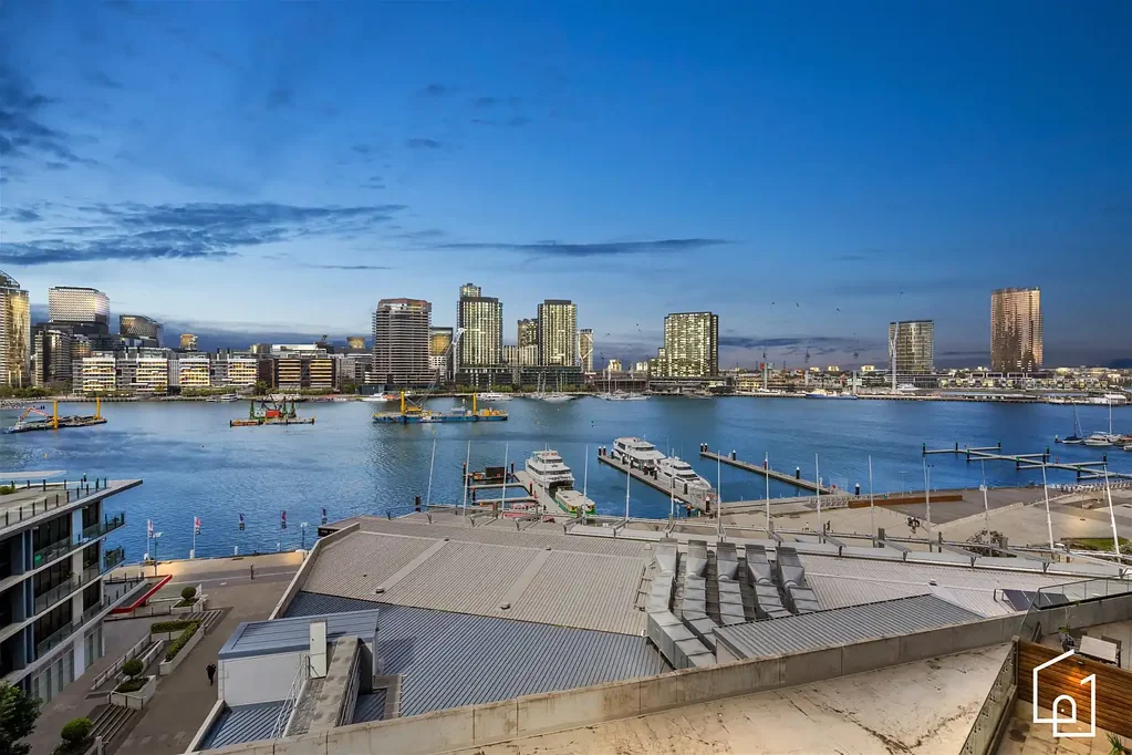 Docklands 2 Bedroom Modern Waterfront Living in Docklands
