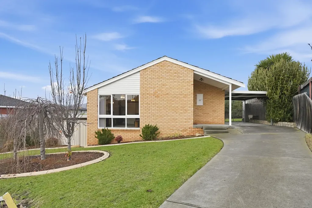 Bright & Inviting 3-Bedroom Home in Austins Ferry