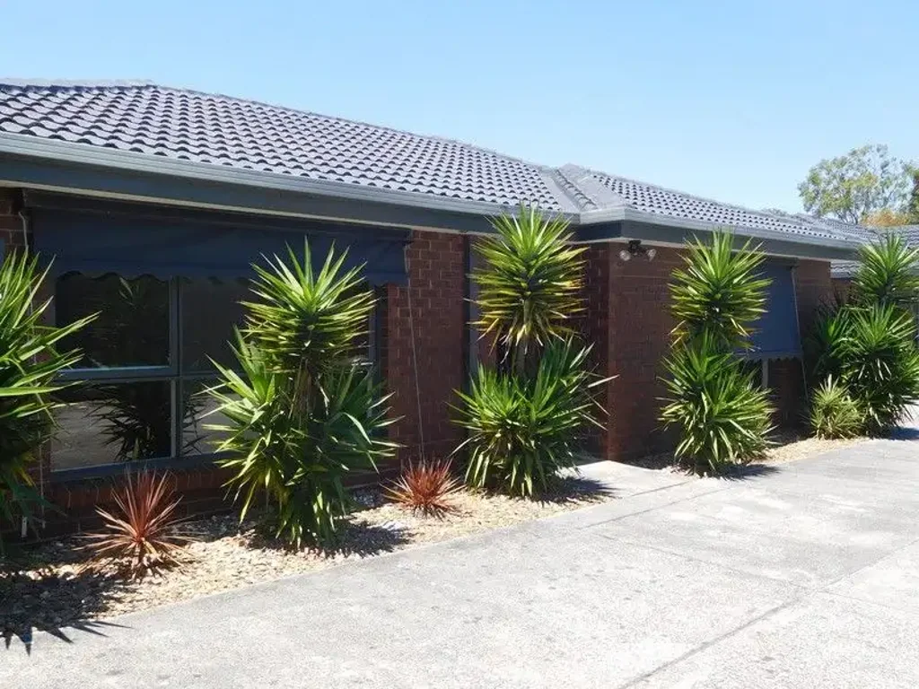 FANTASTIC LOCATION | LOW MAINTENANCE | PRIVATE COURTYARD