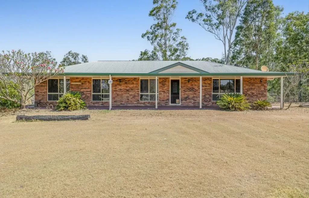 Withcott Acreage Living With Large Sheds & Multiple Living Spaces