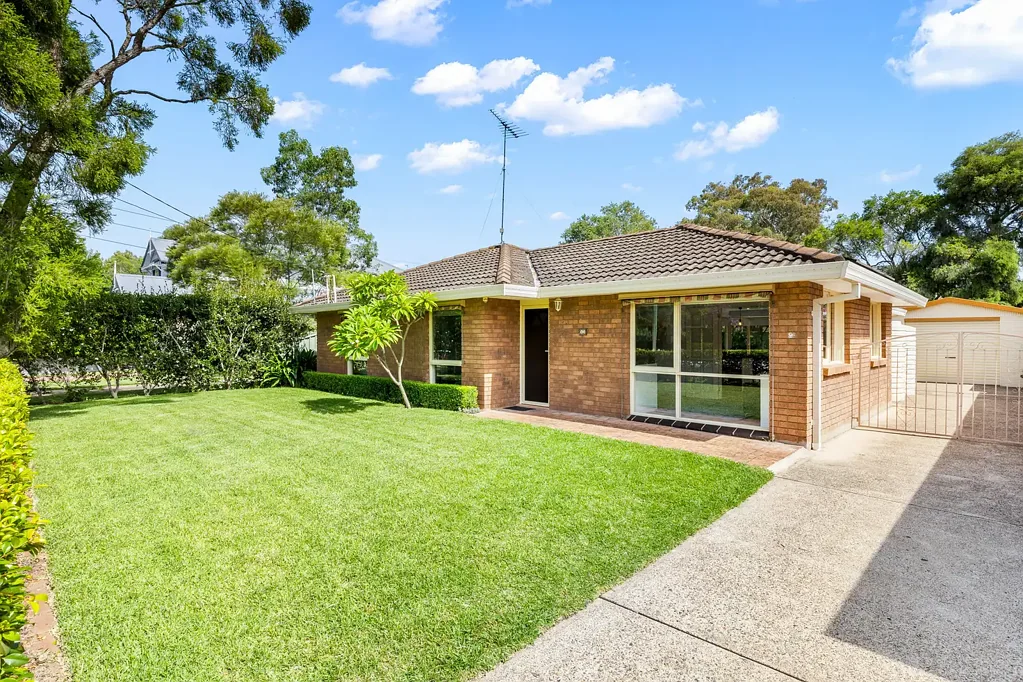 Emu Plains 3房 Emu Plains静谧角落 两个独立起居区 风管空调 华丽厨房 太阳能系统 毗邻Nepean River Beauty On Beach
