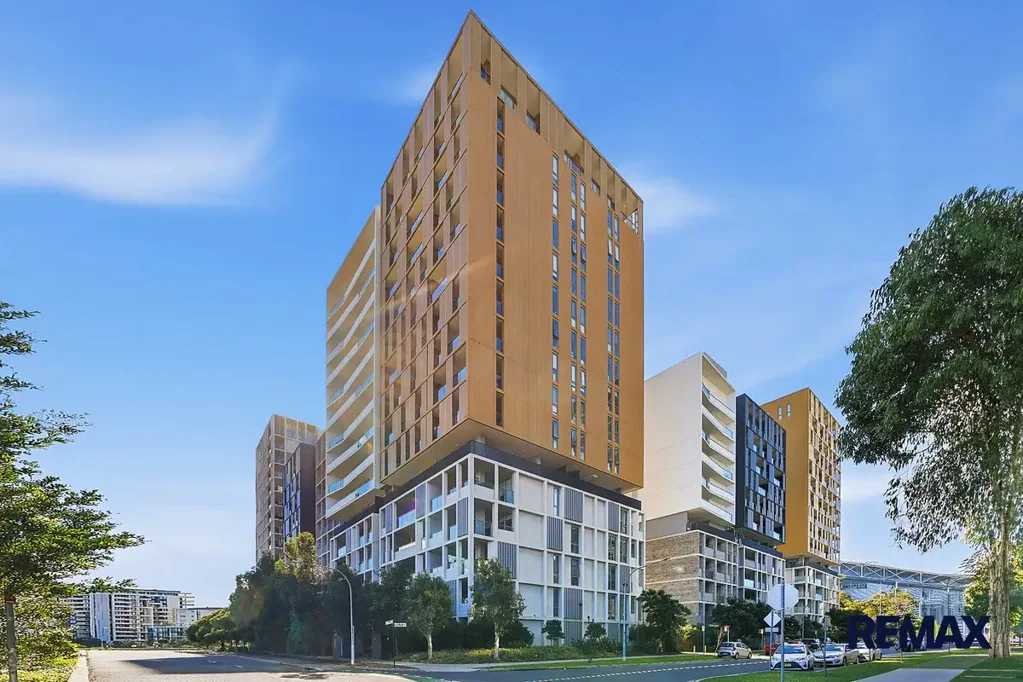 Lidcombe 1房 新近粉刷维护佳 东北朝向采光好 一车一位带储物 开放式起居空间 宽敞书房中央空调 地下安全停车 屋顶花园泳池烧烤区 基础设施近便 Oversized one bedroom with a study room