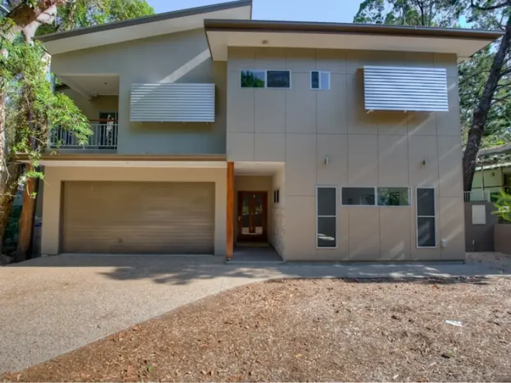 LARGE HOUSE WITH THREE SEPARATE UNITS UNFURNISHED