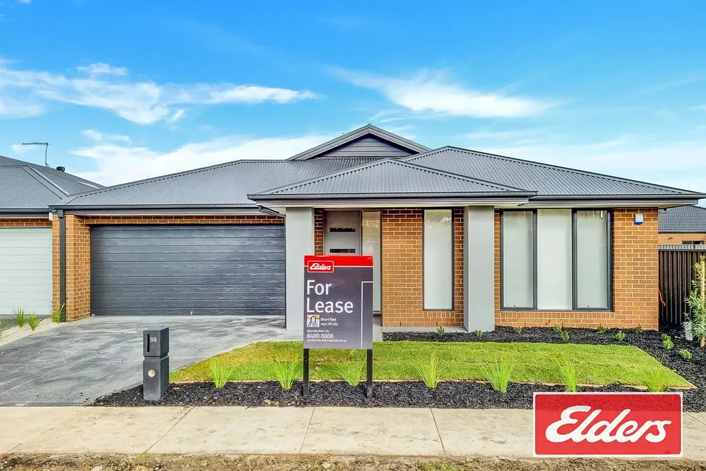 Grand Family home with multiple living areas!!