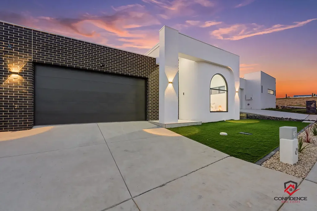 Whitlam 4બેડરૂમ Contemporary Elegance with Sun-Filled Living in Whitlam